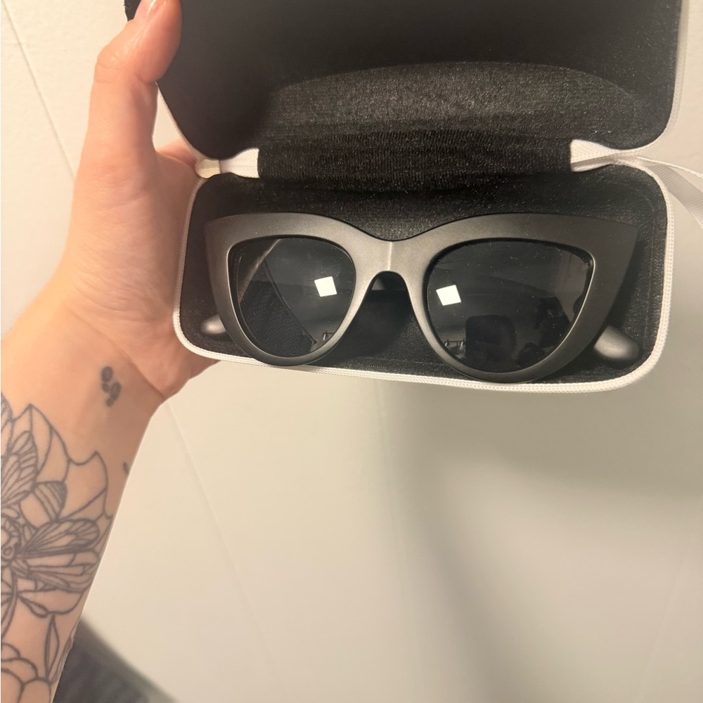 Chic Black Cat-Eye Sunglasses with Case